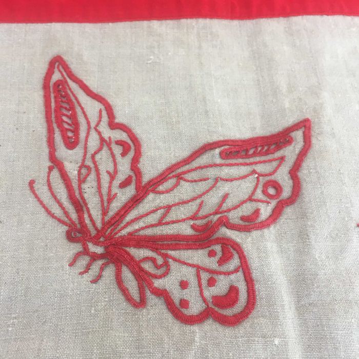 Bordado com borboleta encarnado,feito à mão