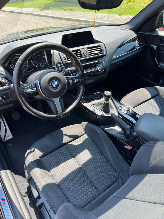 BMW 116 coupé com teto de abrir.