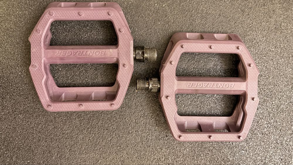 pedały platformowe Bontrager – solidne platformy, dobry stan
