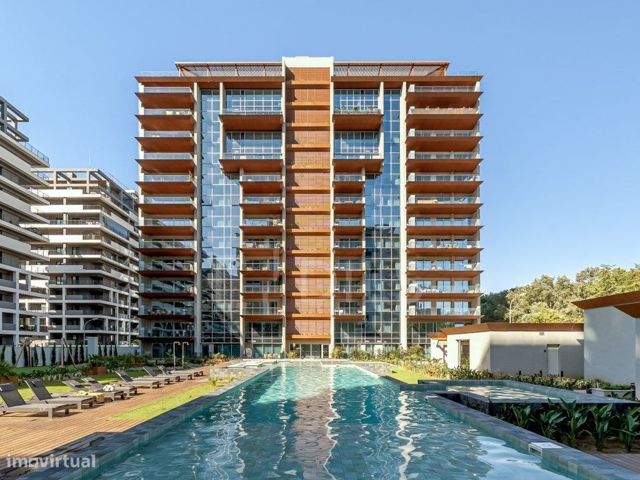 Apartamento T3 com terraços e estacionamento, em Miraflores