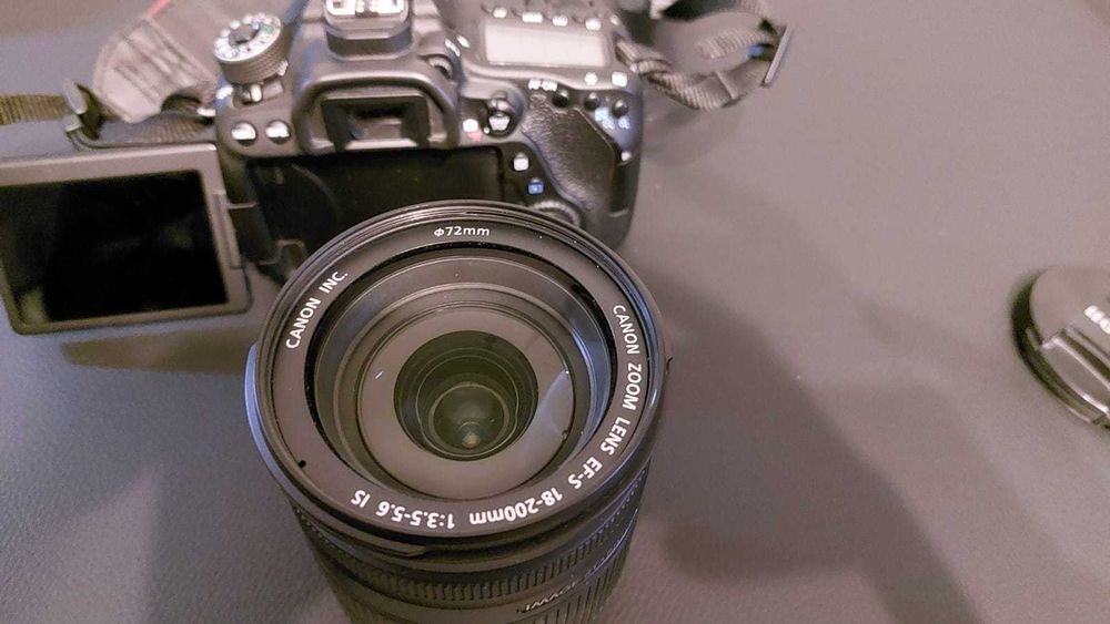 Canon 80D + Lente EF 18-200mm