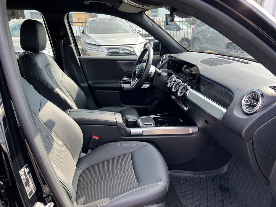 Mercedes-Benz EQB 250 2022 (модельний 2023) • 7 місць • Електро • До 420 км