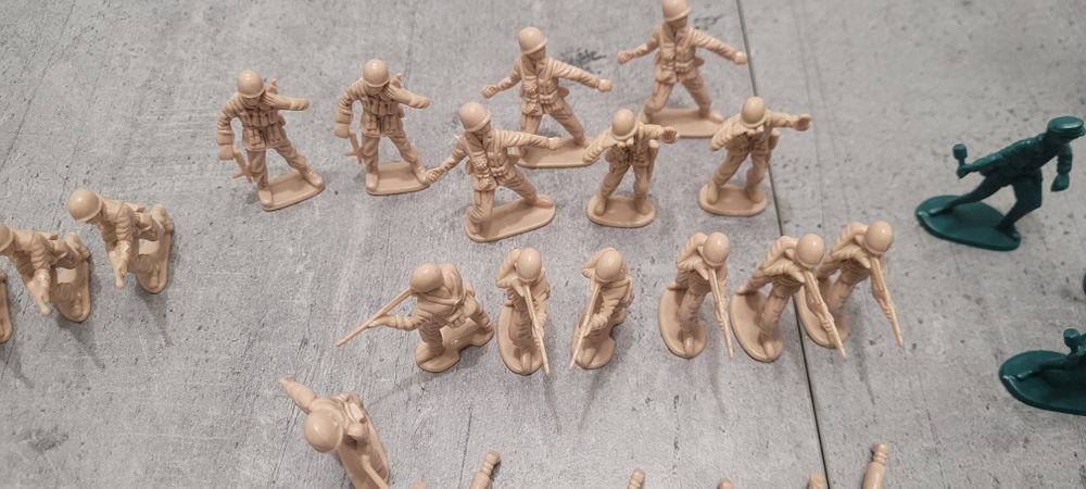 Żołnierze i figurki PRL 79 sztuk