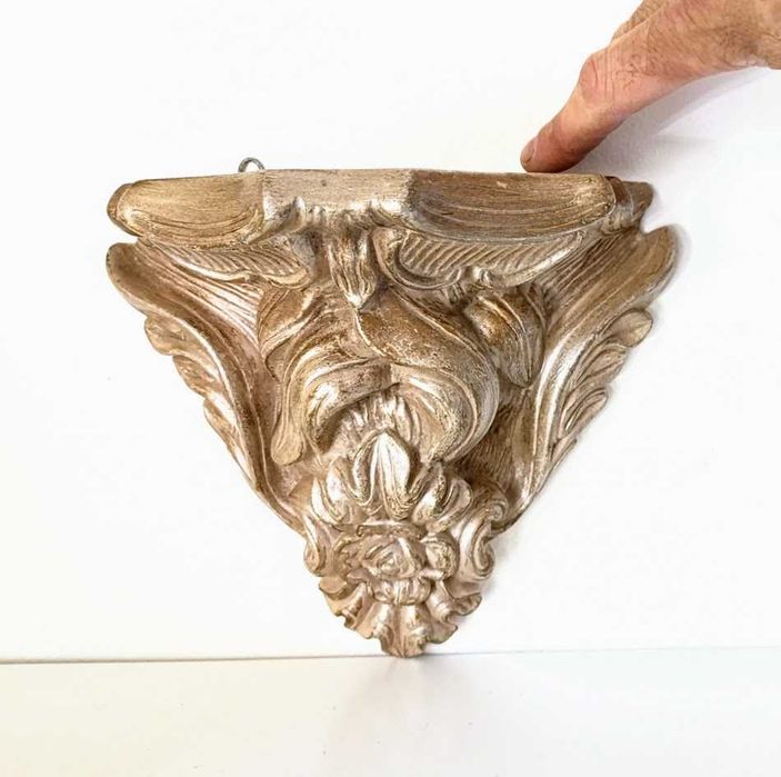 Peanha ou mísula em gesso imitação de madeira com rosa