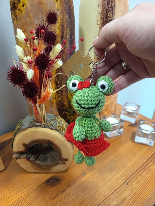 Jasno zielony brelok zawieszka w kształcie żabki w spódniczce