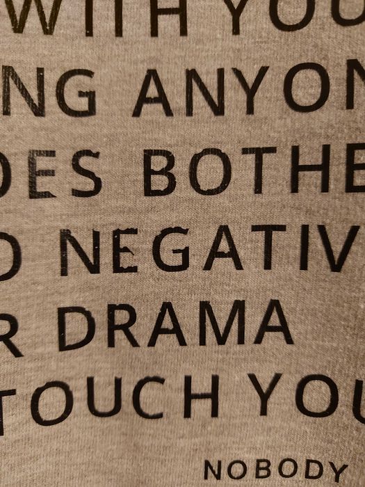 Szara bluza z przesłaniem