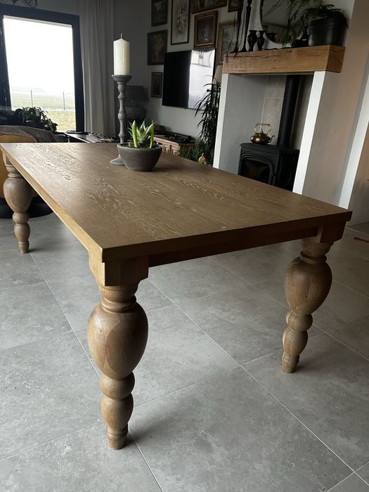 Stół dębowy z toczonymi nogami