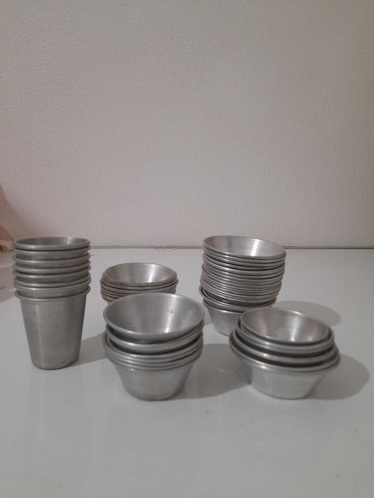 Formas pequenas de alumínio.