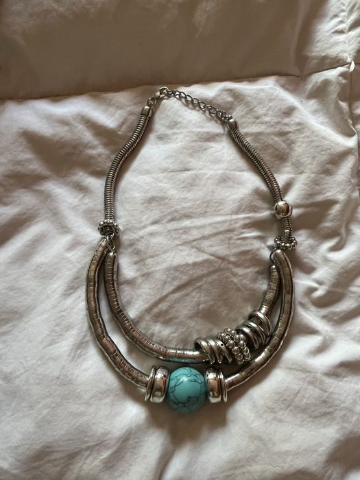 Colar curto prateado com pedra azul turquesa