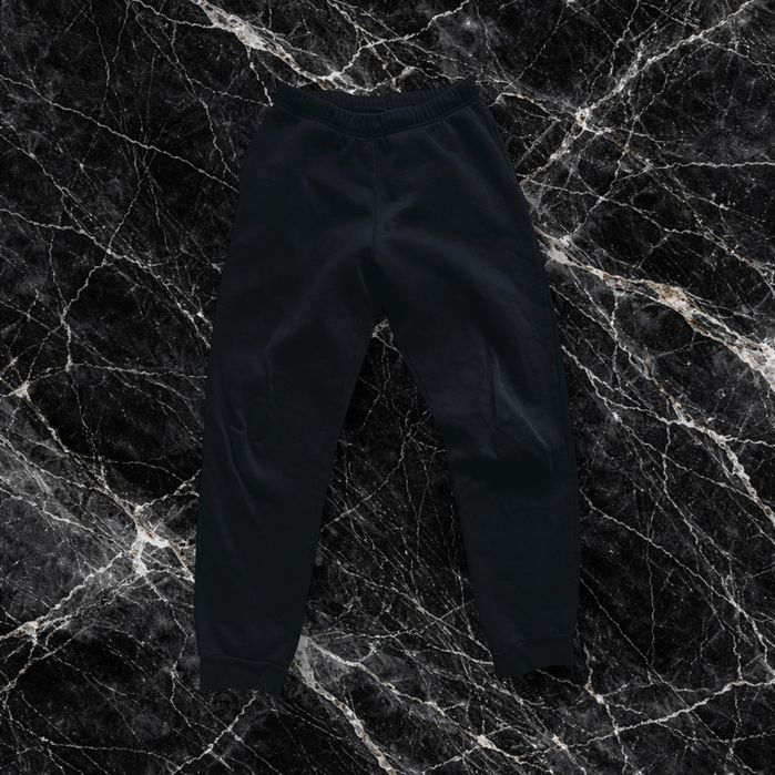 Czarne chłopięce spodnie dresowe – rozmiar 164 cm
Na sprzedaż wygodne