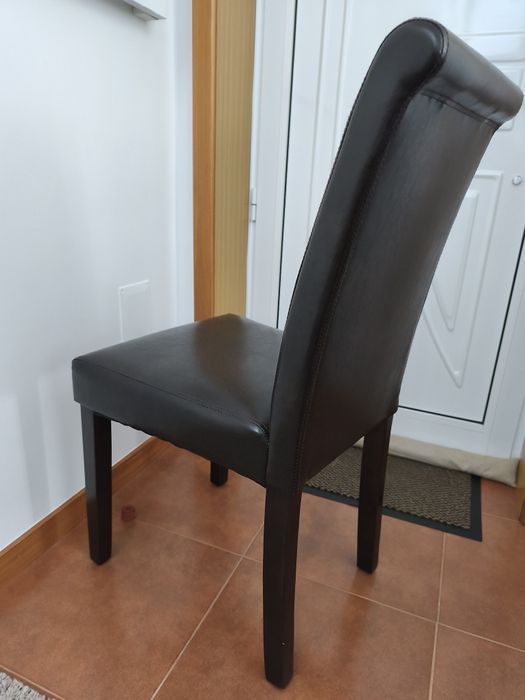 Mesa extensível com 4 cadeiras como novas vendo á melhor oferta