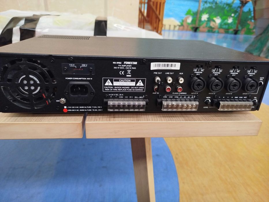 Amplificador com microfone e colunas