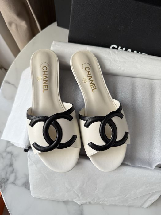 Klapki Chanel White Leather