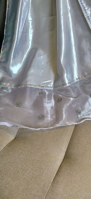 Echarpe prateada com lantejoulas