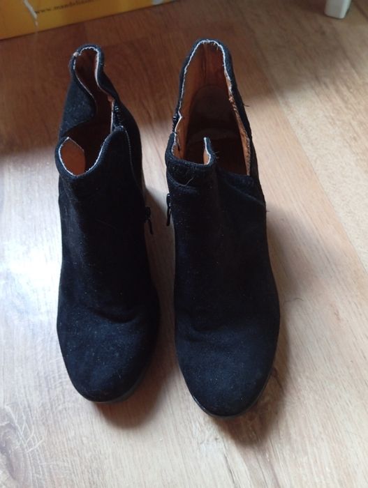 Botki z wycięciami