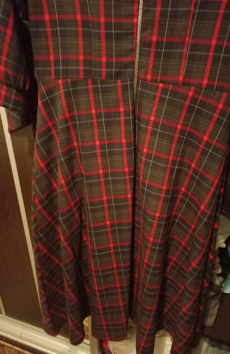 Елегантна жіноча сукня в клітинку з поясом