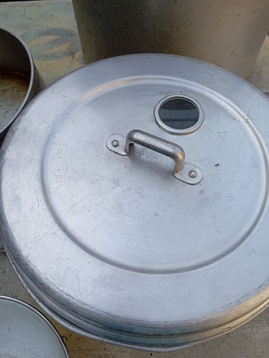 Diversa loiça em inox e alumínio