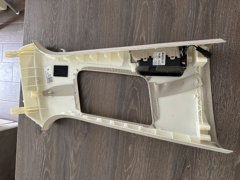 Обшивка стійки салону середня ліва - Audi Q7 4M