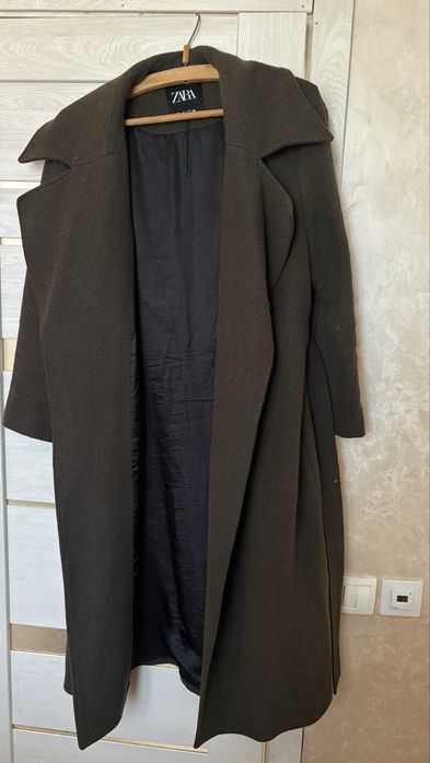 Пальто Зара, на сайті писало корисневий, по факту хакі