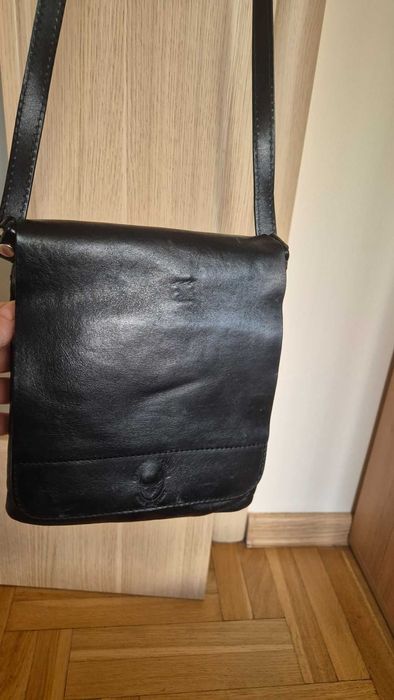 Torebka skórzana czarna na ramię mała