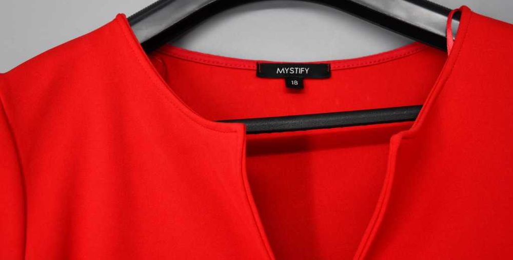 Elegancka sukienka z baskinką Mystify 46