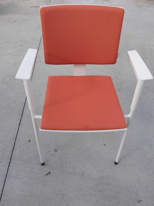 Cadeiras de reunião/escritório confortáveis.