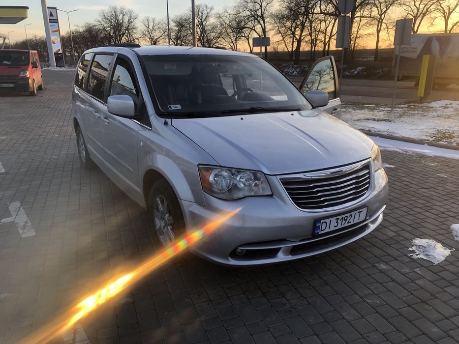 Chrysler town country