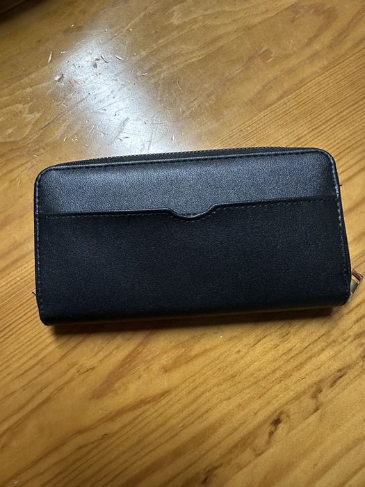 Carteira preta cartoes e moedas