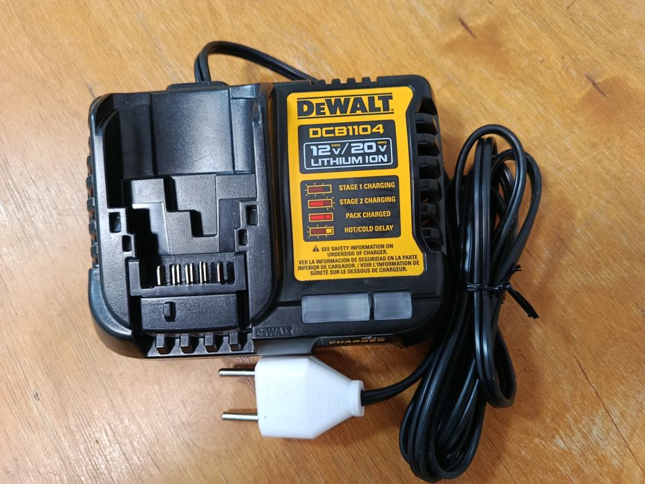 Продам шуруповерт і батарея (б/у)та зарядний пристрій (новий)DeWalt США