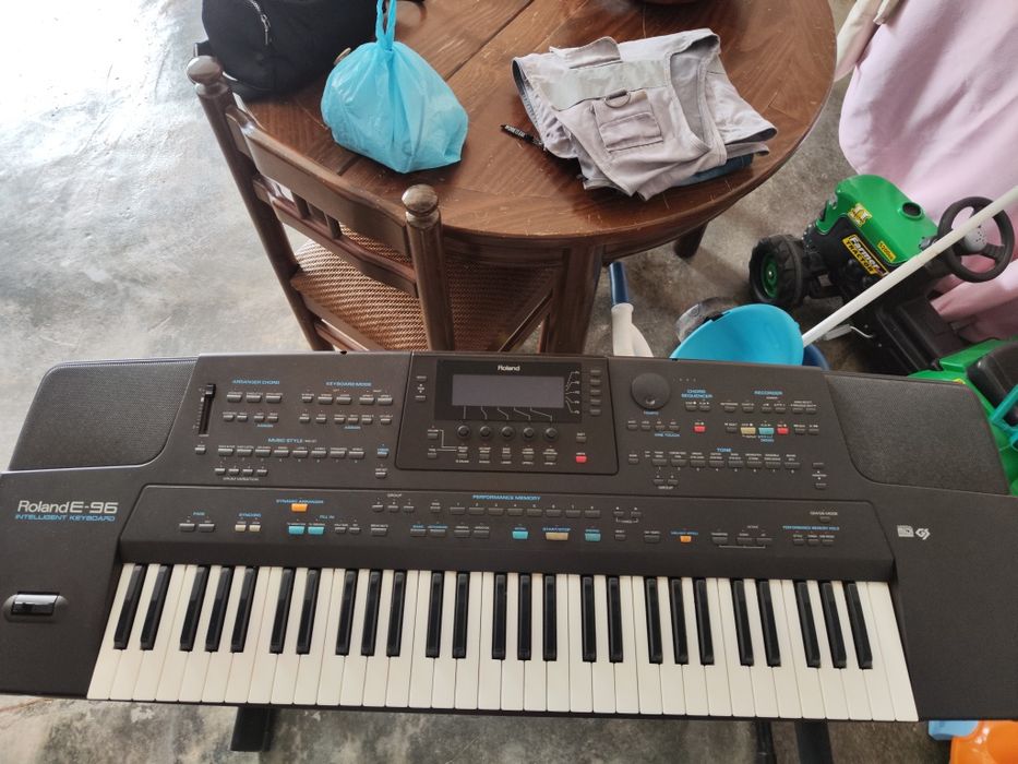 Órgão Roland E-96