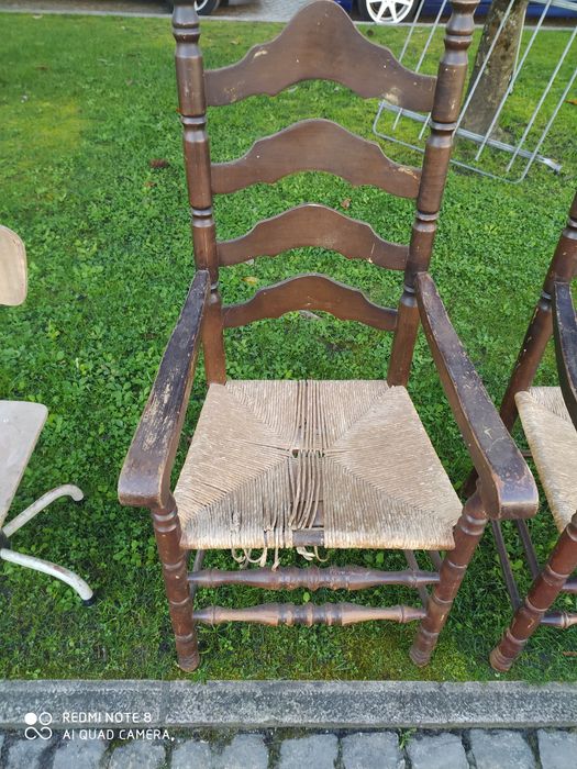 Cadeirões 1 precisa de restauro no sisal