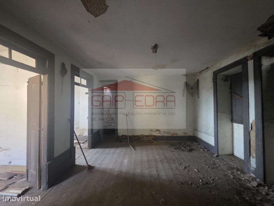 Moradia térrea com terreno 140 000 € em Esmoriz para restauro