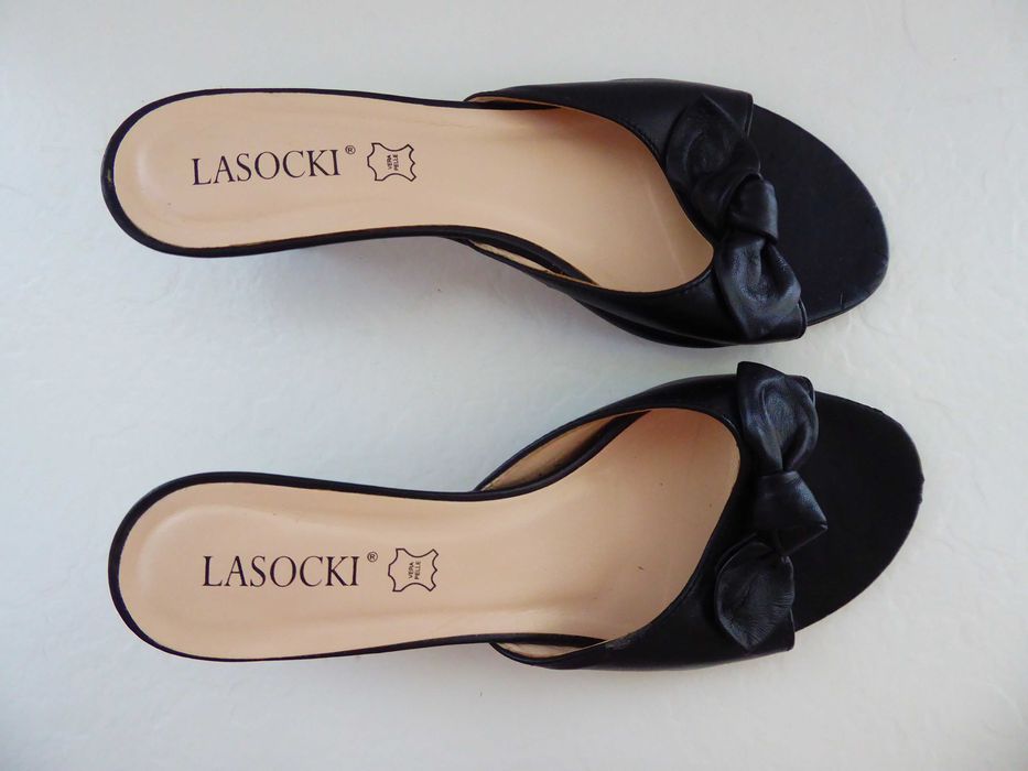 Czarne klapki damskie skórzane Lasocki z  kokardką r. 38