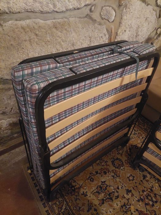 2 camas dobráveis com colchão