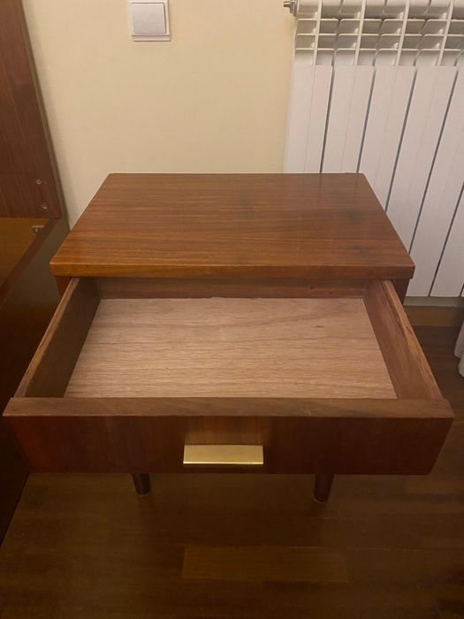 Sommier/Cama de corpo e meio + mesa de cabeceira - madeira