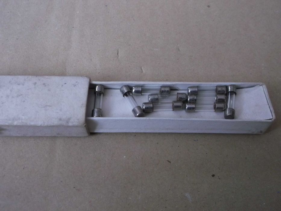 Wyłączniki oświetleniowe, skrzynka rozdzielcza, bezpieczniki topikowe