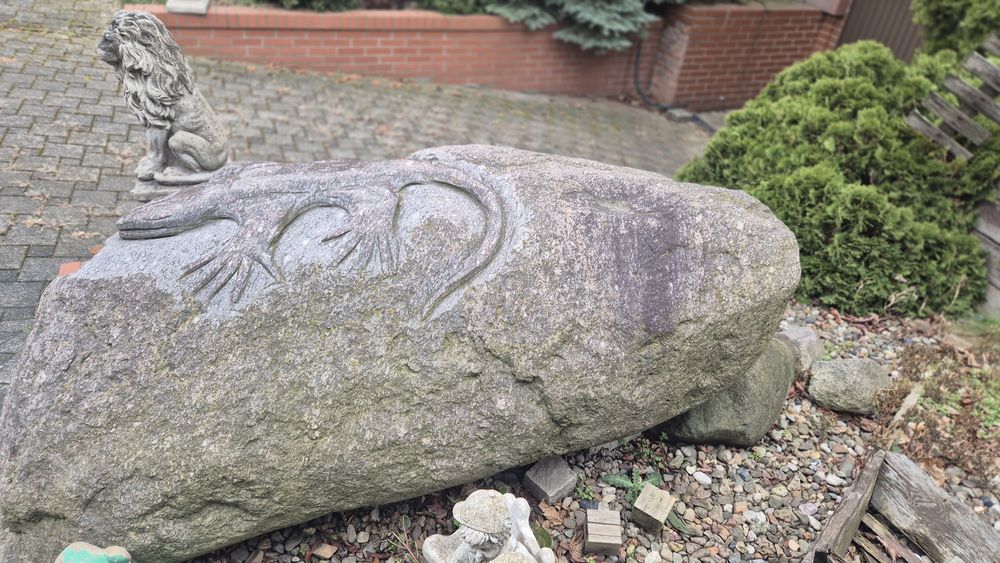 Ozdoby głaz ogrodowy duzy kamień z wyrzeźbioną jaszczurka ozdobą