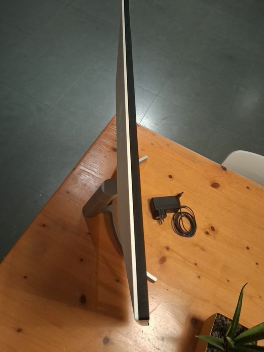 Monitor LG de 27" em bom estado geral