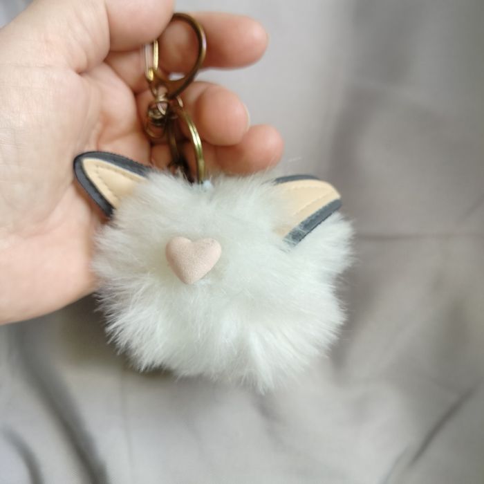 Brelok zawieszka pompon futerko kot uszy biały