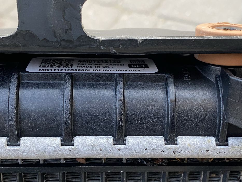 Додатковий радіатор охолодежння двигуна правий audi q7 q8 4m 3.0 tfsi