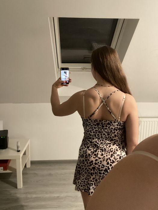 Krótka, letnia sukienka w panterkę