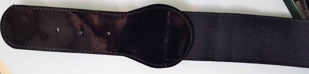 Czarny pasek na gumce ze srebrną klamrą