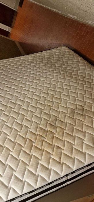 Estrado cama de casal com pés e colchão de 1.6 por 2 metros