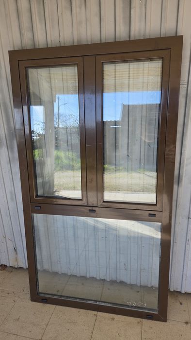 Janela Oscilobatente em Alumínio Castanho e Vidro Duplo