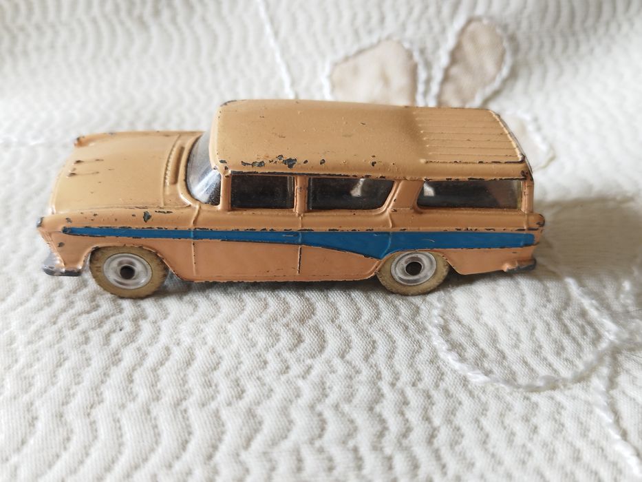 Dinky Toys Nash Rambler (referência 173) fabricado pela Meccano Ltd em Inglaterra.