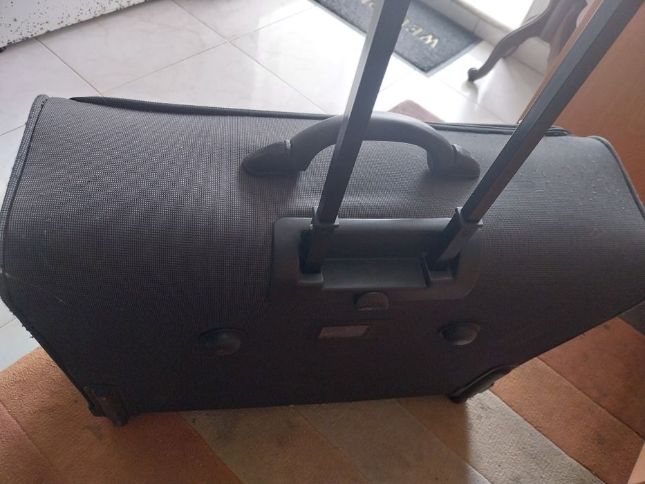 Mala rigida tipo troly 63-50-25 impecavel