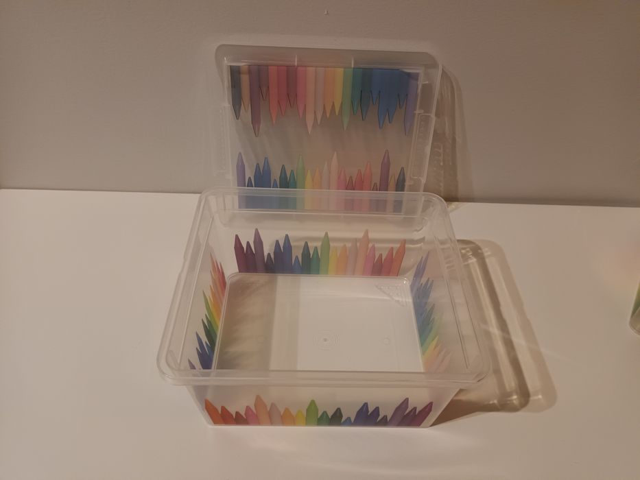 Caixas plásticas com lápis desenhados