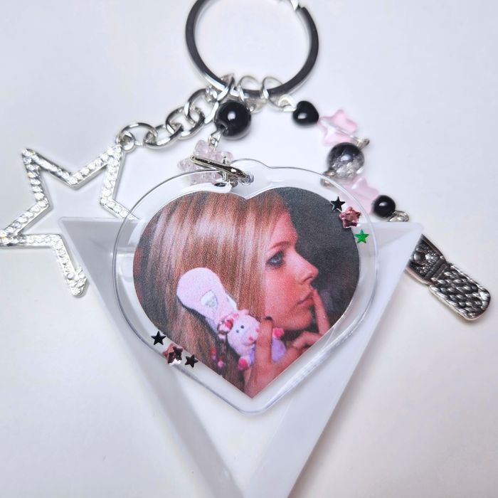 Breloczek Avril Lavigne | rock aesthetic y2k lata 2000 alternative