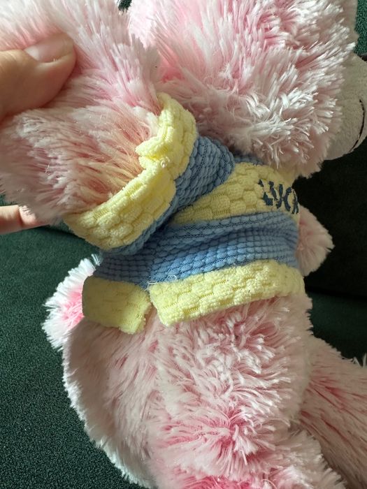 Różowy miś w ubranku przytulanka