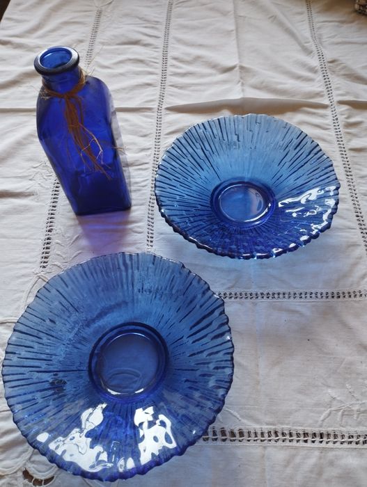 Granatowe szkło, 2 półmiski i butelka
